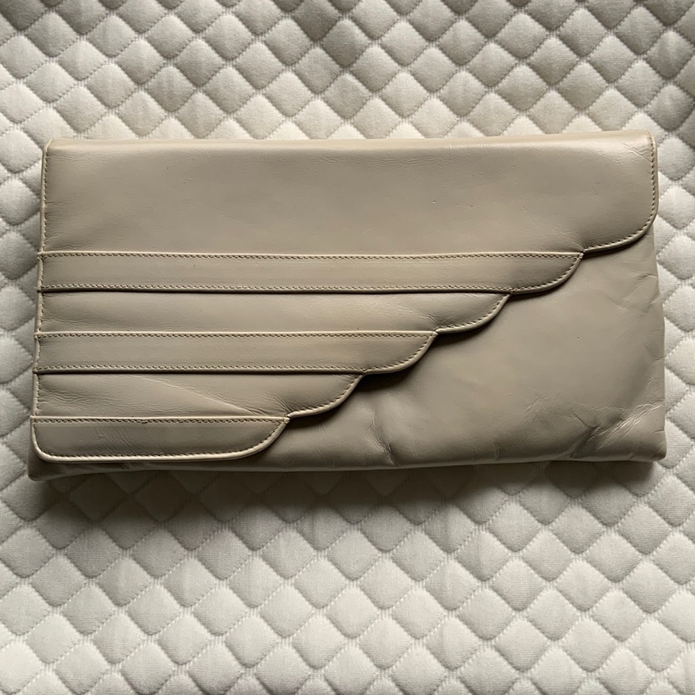 VINTAGE CREAM LEATHER CLUTCH /MAGNETIC CLOSURE / INSIDE POCKET